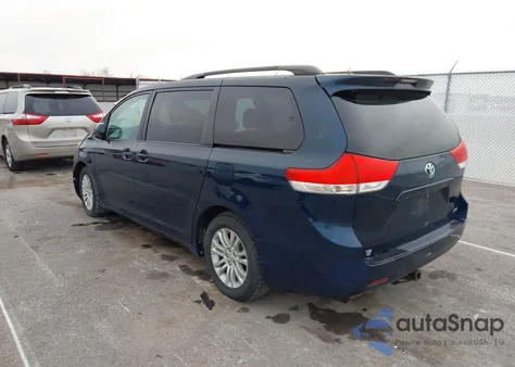 2011 Toyota Sienna Xle V6 z USA, uszkodzony, nr VIN 5TDYK3DCXBS013440